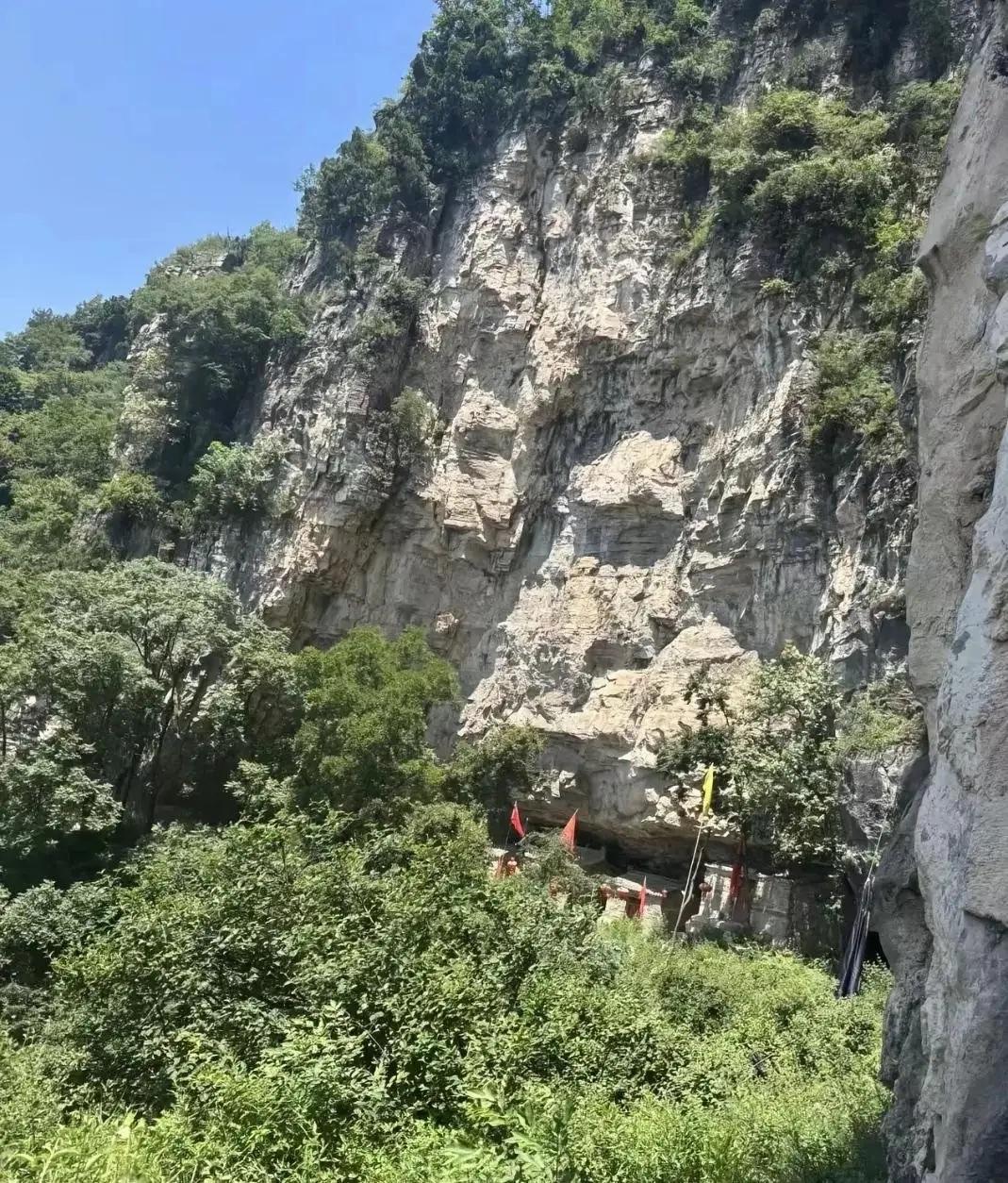 程梦圆隐瞒了所有人，独自踏入危险的张良垴。路上驴友好心劝阻路况凶险，绝大多数