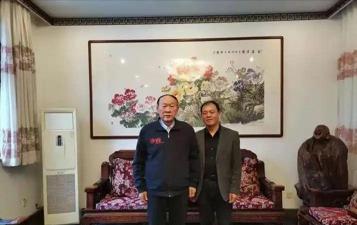 梁光烈将军与以前的警卫员朱金岩的合影。看背景应该是在家中，其他照片中也出现过同样