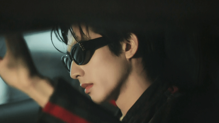 宋威龙副驾视角翻评论发现大家都在尖叫同一件事：他到底是怎么做到每个角度都不崩的