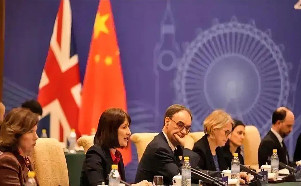 英国这回真是聪明绝顶啊！美国一有动静想搞格陵兰岛，英国立马就明白了自己该干啥。啥