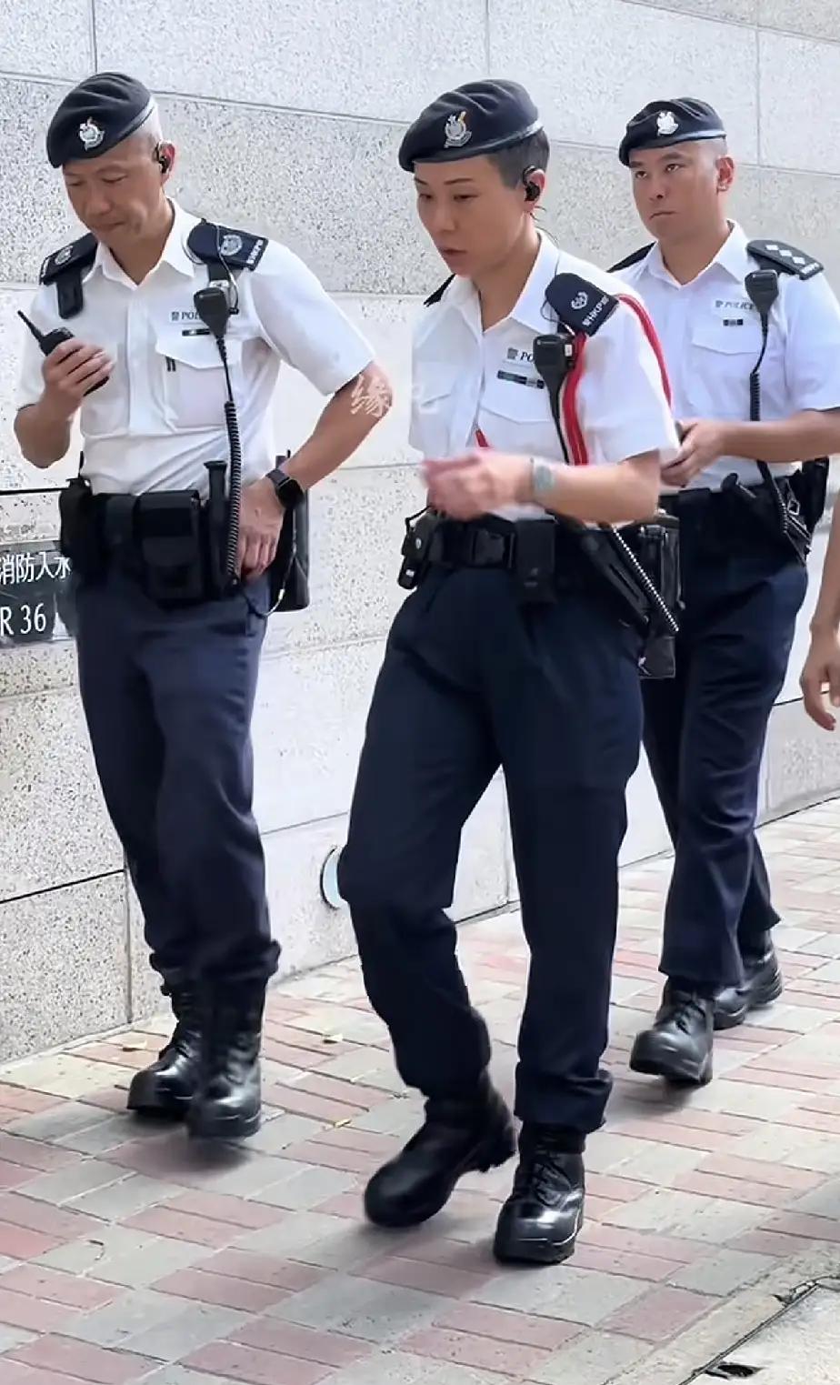 三个香港警察，不知道哪个级别最高！我觉得是图中的女警，从三人走路的位置可以看出