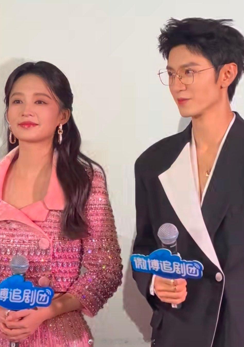 李沁《一笑随歌》剧宣造型，虽然是高定，但可以入围女明星年度最糟糕造型之一。为什么