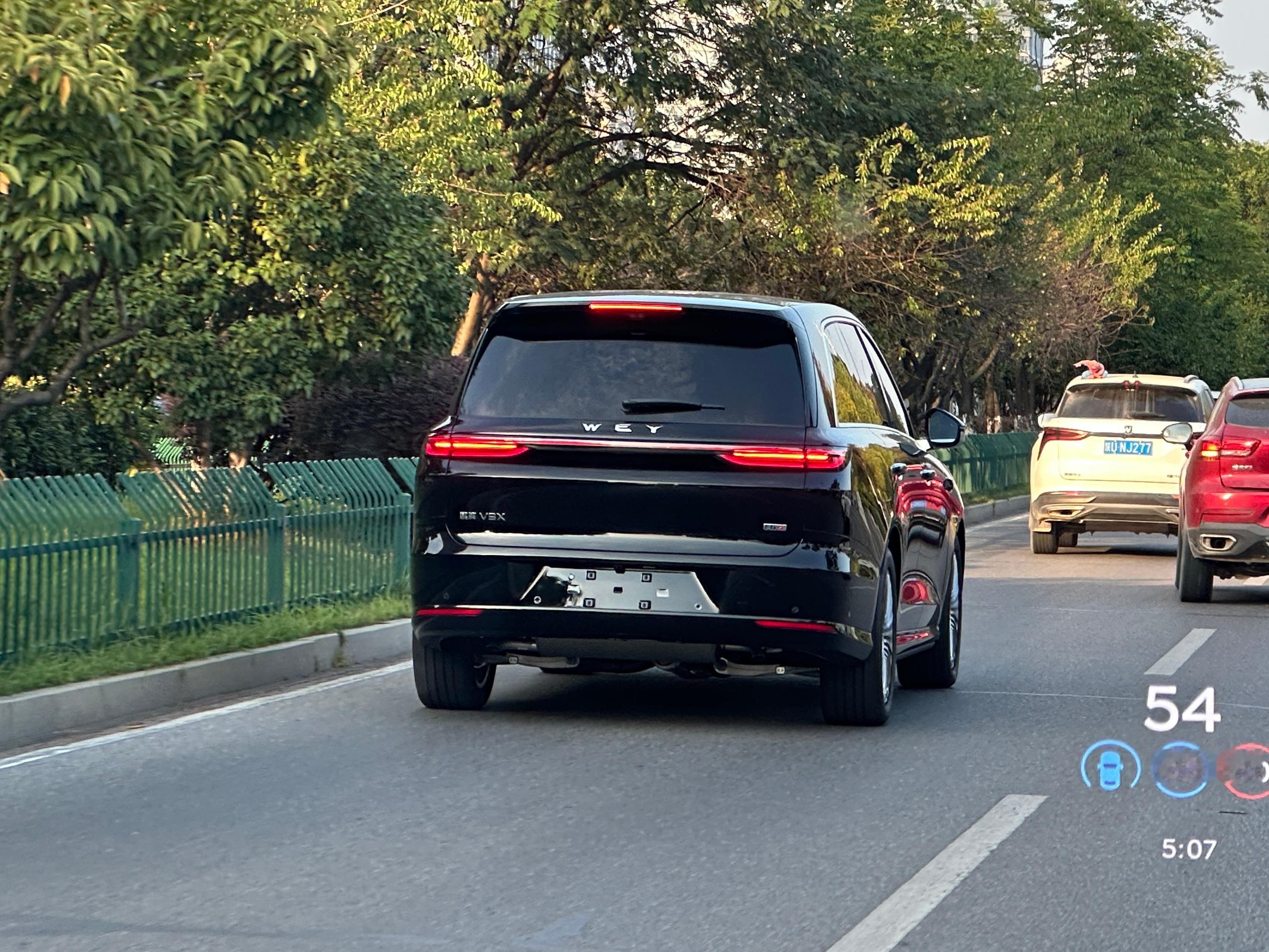 第一次路上见到V9X，实车比图片漂亮。​​​