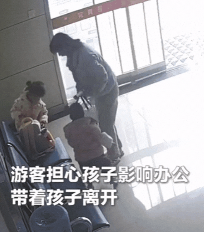 给他转正吧！安徽合肥，一女子带着2个孩子走进警务室！见没人就坐下了，看到民警回来