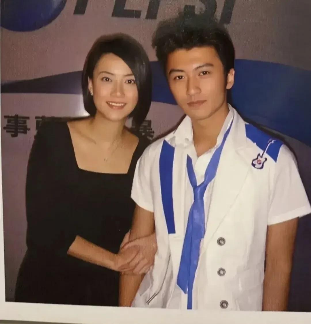 谢霆锋身边的美女是谁？看着怎么有点像王菲的，但不是她