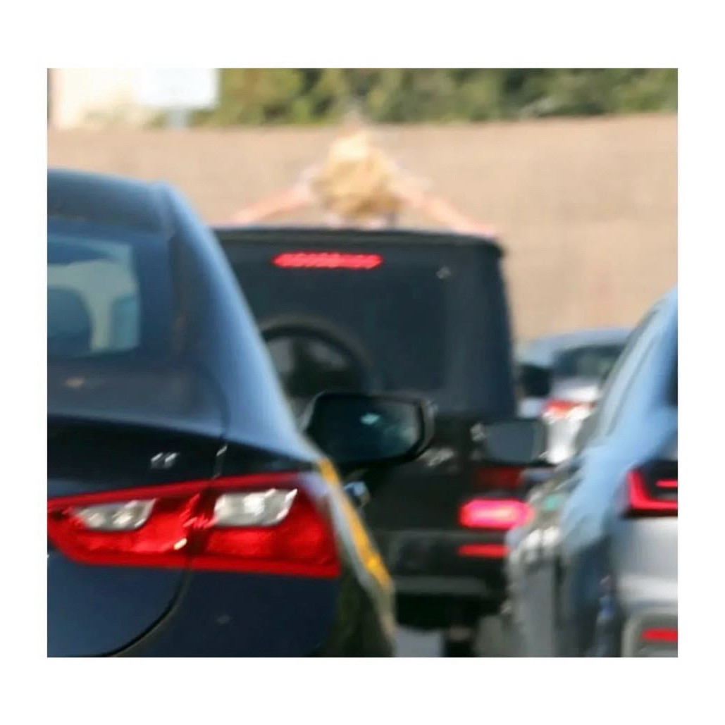 Britney布兰妮直接转发狗仔拍摄的“探出天窗”照片，回应媒体的夸张渲染-