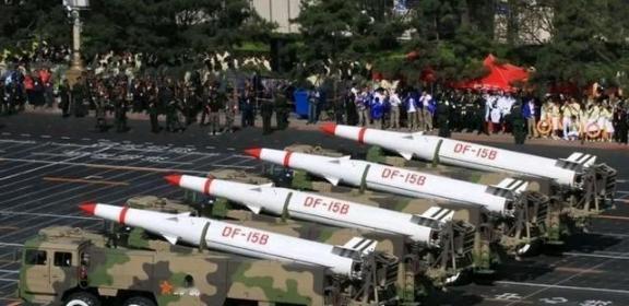 东风导弹锁定日本！千枚齐射只需半小时，军港机场瞬间成靶