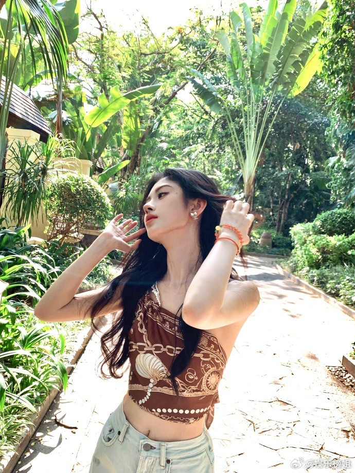 鞠婧祎丝巾上衣鞠婧祎美美辣辣营业，珍珠链丝巾上衣辣到我啦​​​