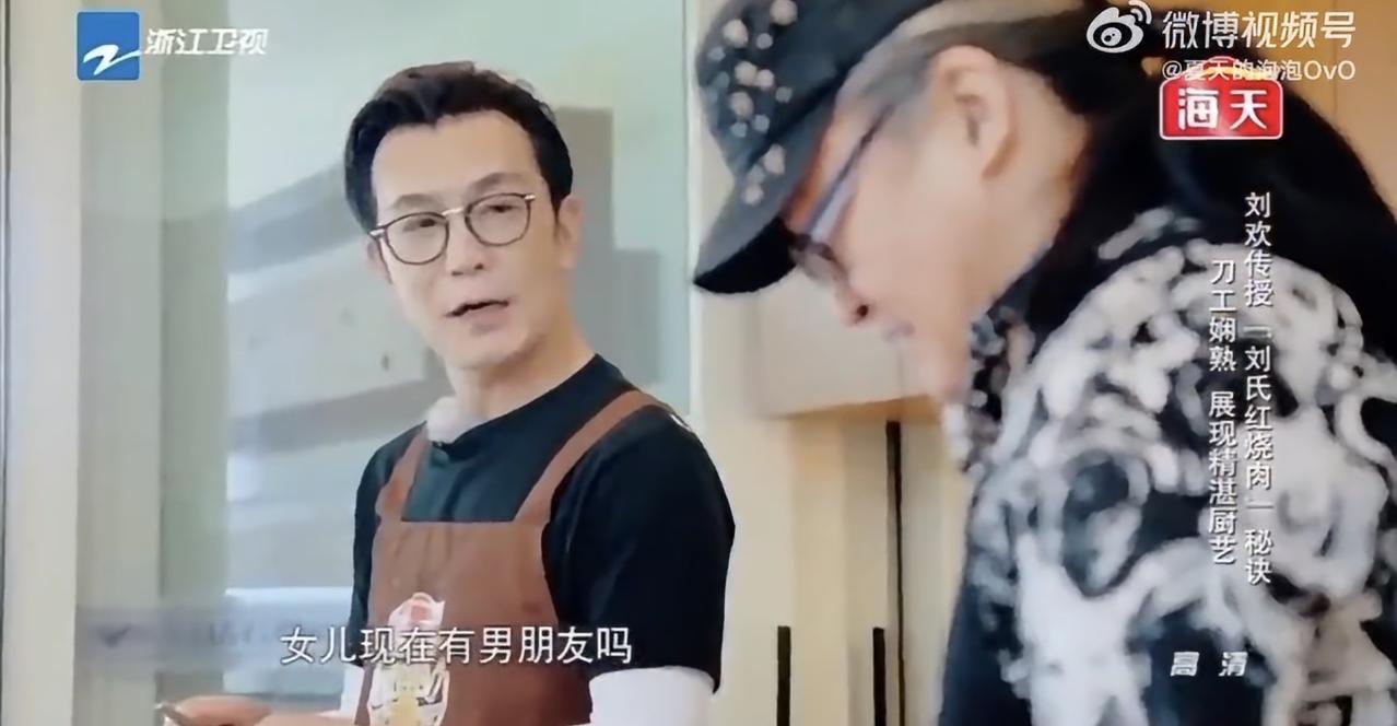 李咏和刘欢，当年那张图多乐——俩人围围裙站灶台前，一个颠勺一个切菜，像楼下小区俩