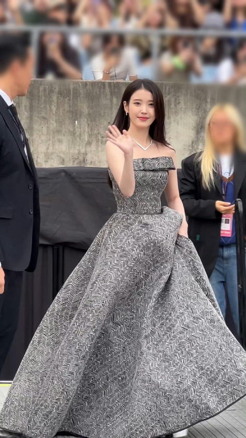 IU张元英韩娱2张权威的脸IU张元英出席2025AAA红毯，两个公主一样的小女孩