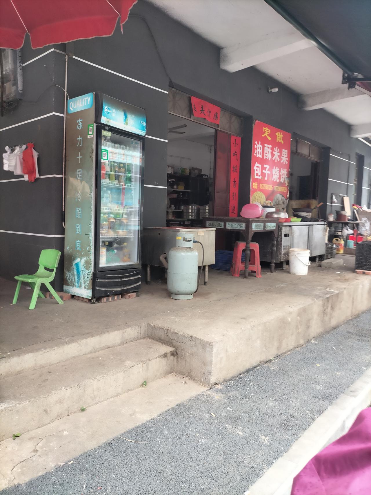 现在还有5毛钱的馒头呢，这是在我们万合街早餐店买的，没想到吧，我也没想到啊。