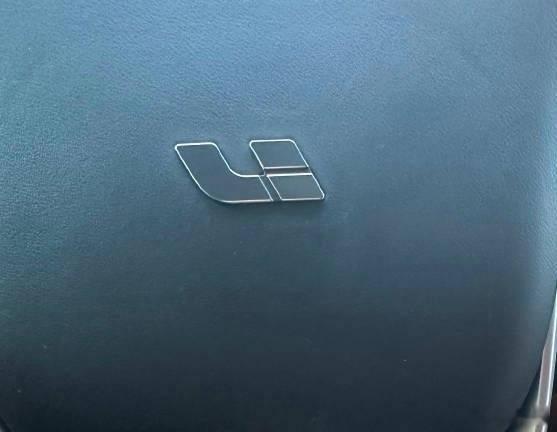 昨天看到一个粉丝评论发的方向盘LOGO还是悬浮状态，看起来很别致，很不一样，虽