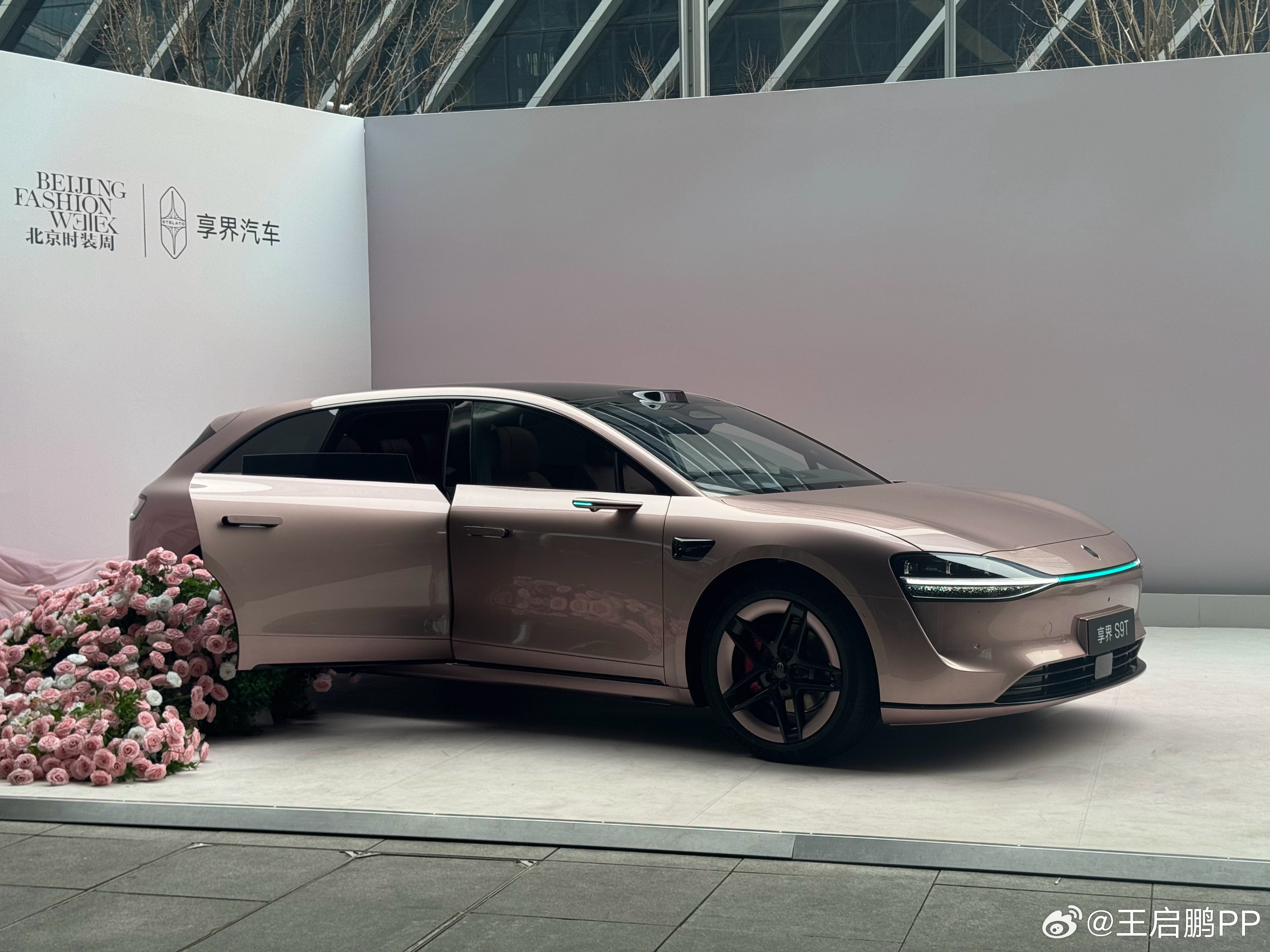 享界上了两个新颜色，享界S9T星玫粉和享界S9月绒白，大家觉得好看吗？以后会有越