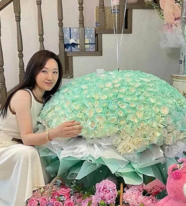 54岁杨钰莹深圳生活：别墅庆生无儿无女自在惬意