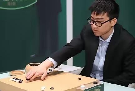 今天中国围棋大捷报，围棋世界最强棋士战决赛，中国2003年出生的屠晓宇对阵世界第