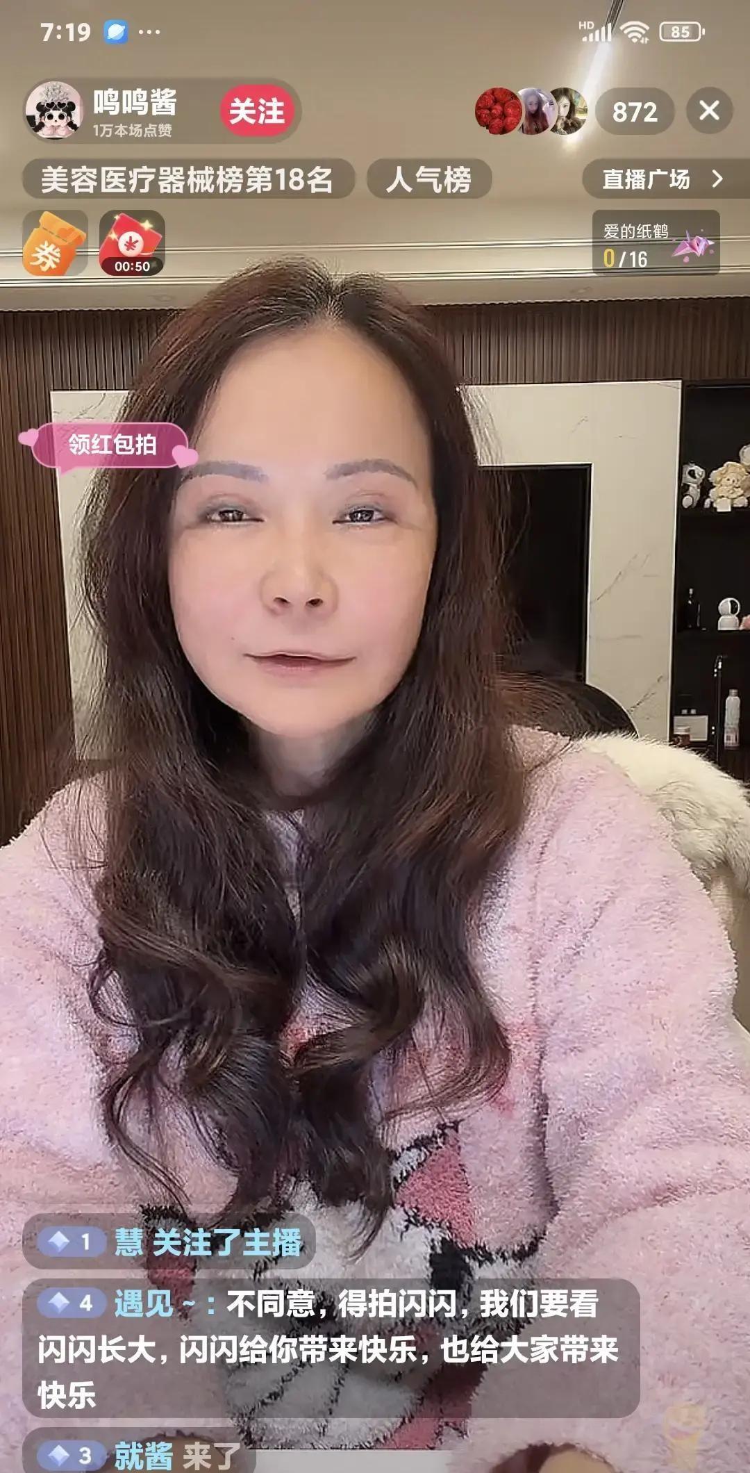 外婆把门堵上了。不是比喻。黄一鸣的妈妈，直接站在了镜头和孩子之间。手势斩钉