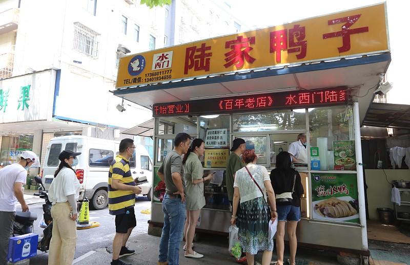 最近刷到十万上海人挤爆合肥的新闻，完全打破了我对跨省游的固有认知。这群人既不去