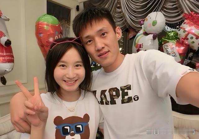 周鹏蹲在汕头骑楼下，举着冒热气的蚝烙，嘴角油光锃亮。背后是南洋风情的斑驳墙面。