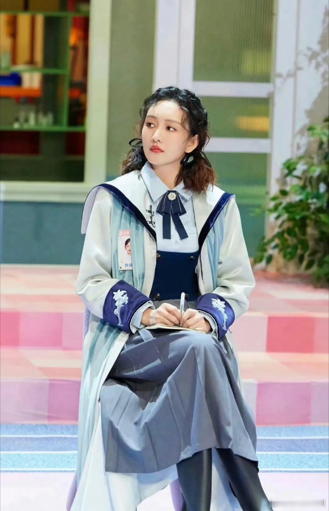 王鸥icon事业按下暂停键只为爱童年的自己王鸥从小父母离异，她大多时候寄养在邻居