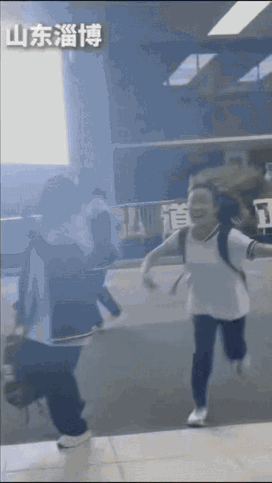 “没想到火上人民日报了！”女生放学刚走出校门口，突然她跑了起来，原来在人群中看到