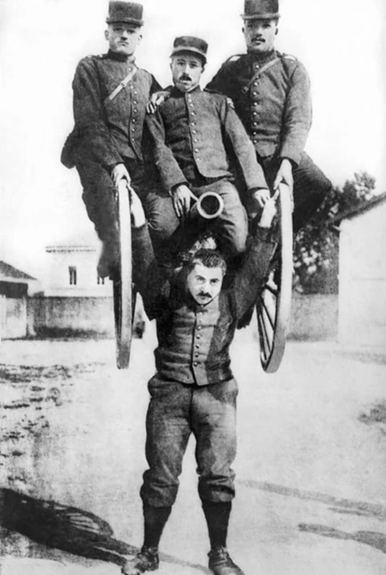 1917年，一名法国壮汉士兵举起一门大炮，炮上站着他的三名战友。1917年是法
