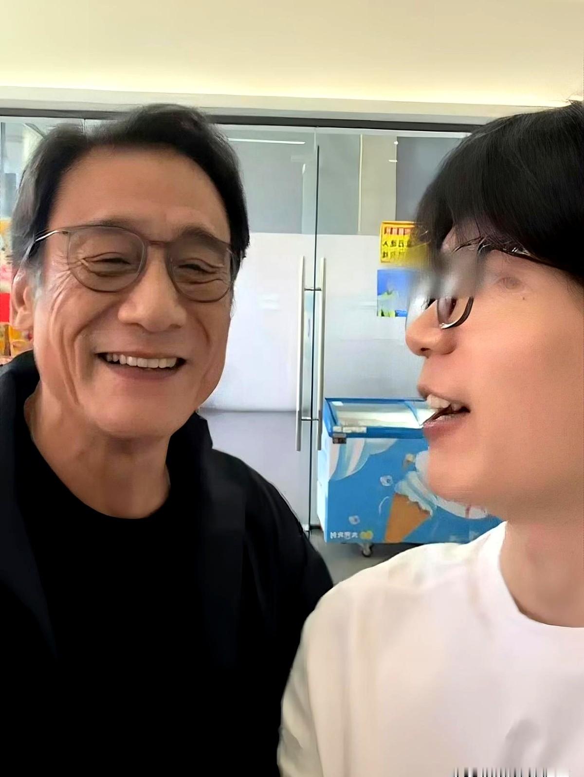 在高速服务区被人喊“大明星”，68岁的梁家辉愣了一下，笑着摆了摆手：“我只是个职业演员。”一身朴素便