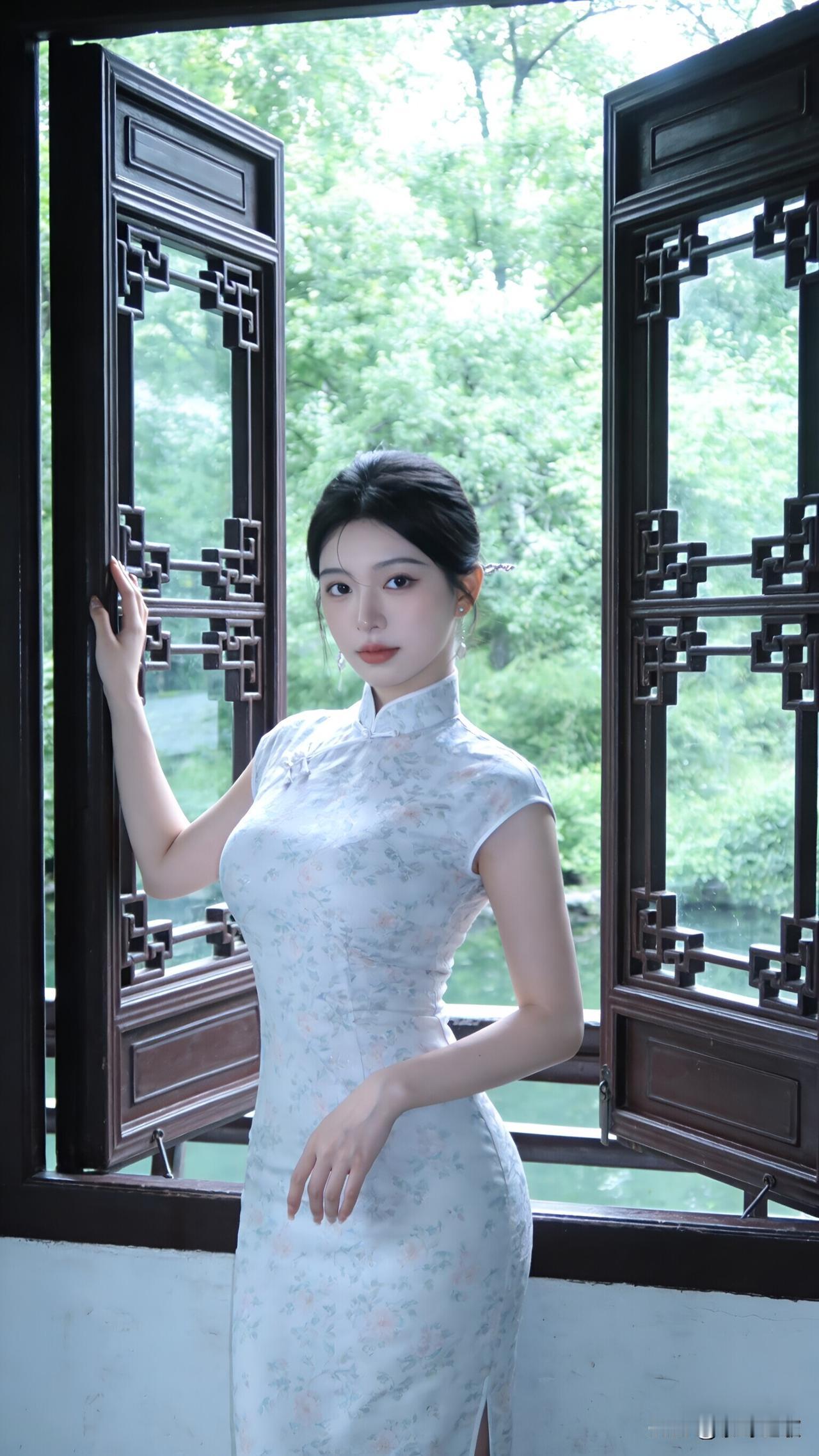 江南园林的旗袍美人，这才是中式韵味的天花板！一眼沦陷！在苏州园林撞见穿浅花