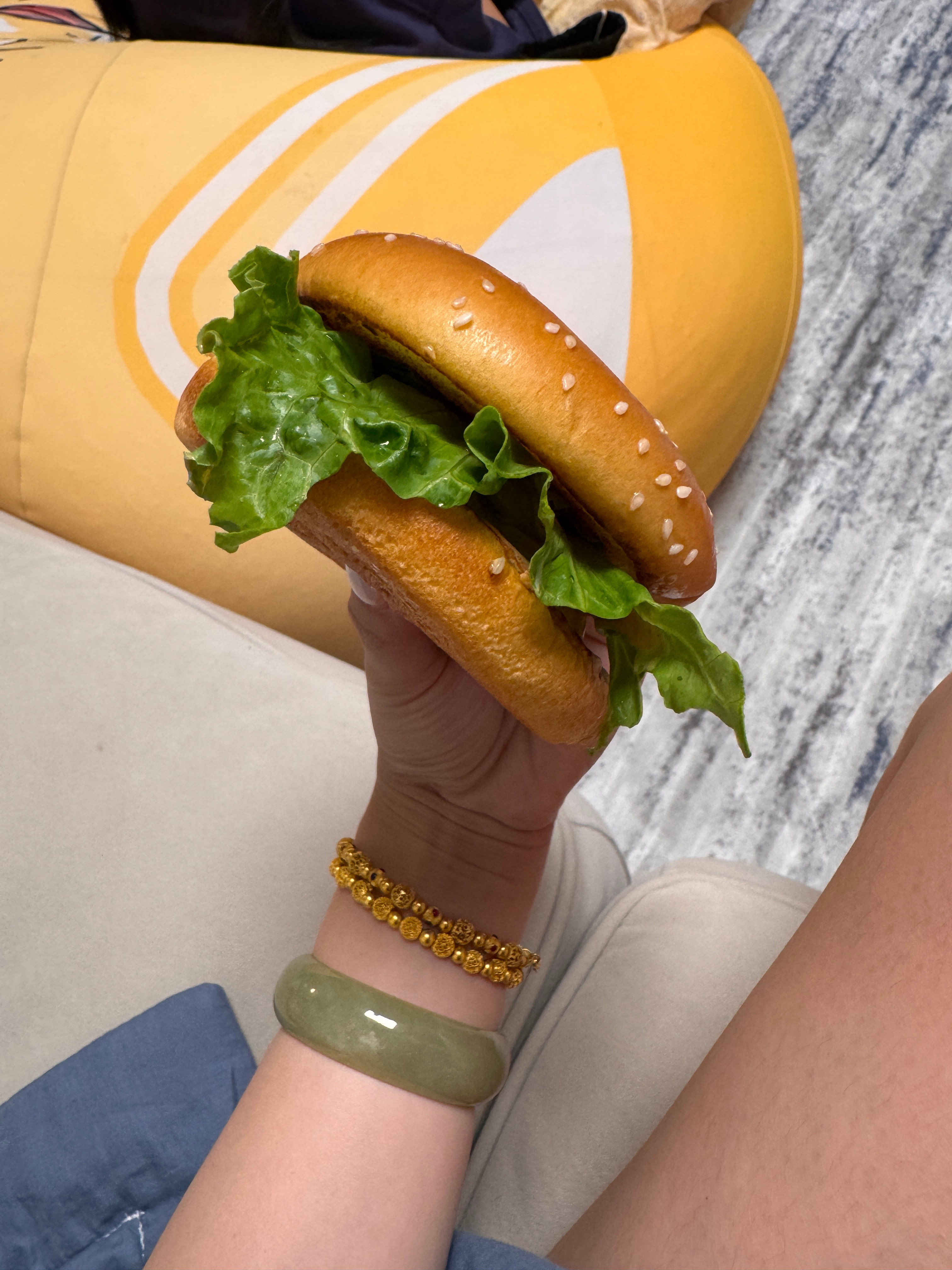 今天晚餐--我们在山姆买的【自制汉堡】🍔肉饼99元，面包14元。（9个肉饼9个