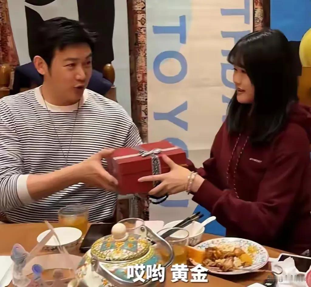 陆毅迎来50岁生日，温馨场景中却藏着两个女儿的泪光。当烛光摇曳，映照出爸爸不再年