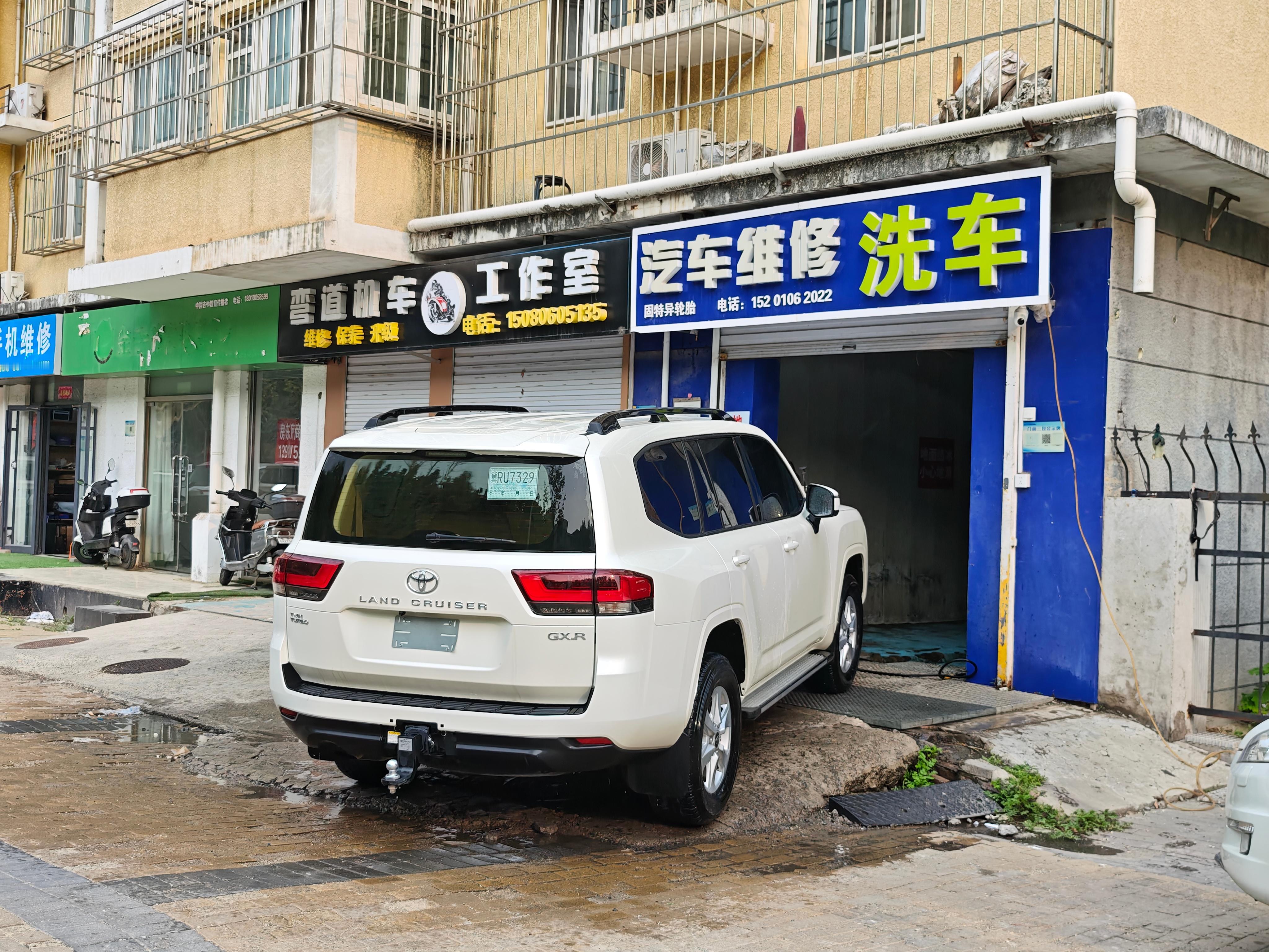 马上下冰雹了，这个点估计只有我来洗车[笑着哭]刚从物流点取回来真的太脏了，实在