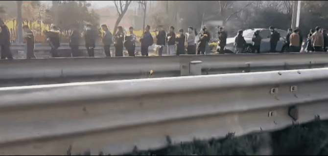 张雪峰送别仪式，有一幕很震撼：一个网友开着车从门口路过，开了将近5分钟，排的