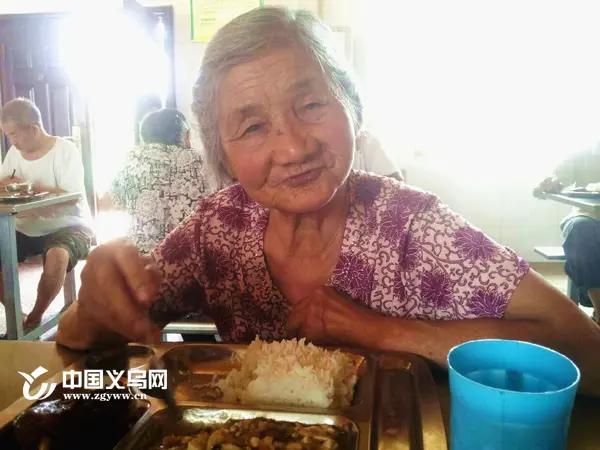 全网泪别！130万粉丝美食博主“毛奶奶”离世，讣告一出，评论区看哭无数人3