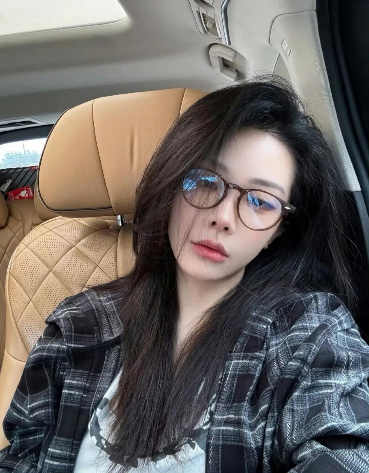 喻言估计后槽牙都咬碎了，马不停蹄赶来做《披荆斩棘2026》“送考人”，还