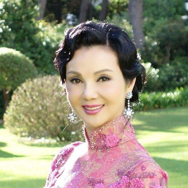 林恬儿婚礼合照2014年图1-4是法国婚礼的，5-7是香港婚礼的图1一对新人与女方的母亲谢玲玲家人合