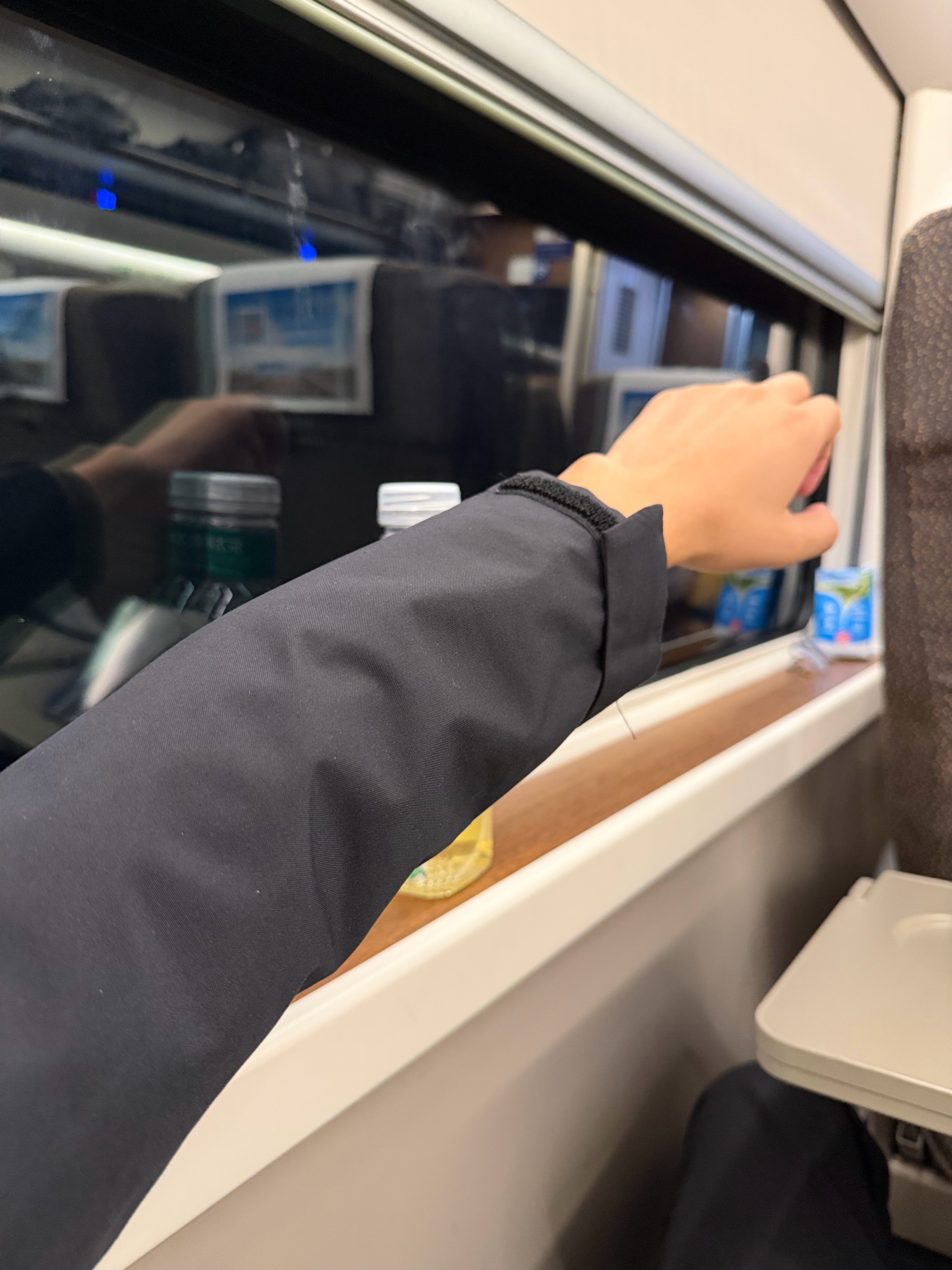 10月就穿羽绒服了可能北方开始穿羽绒服了，我们南方也穿起冲锋衣了[捂脸哭]降温浮动