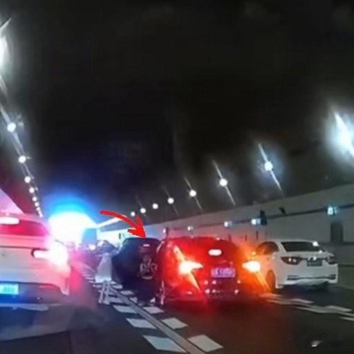隧道里那声“救我妈妈”！广州男孩一跪，过路司机全停了广州一条隧道里，轿车撞