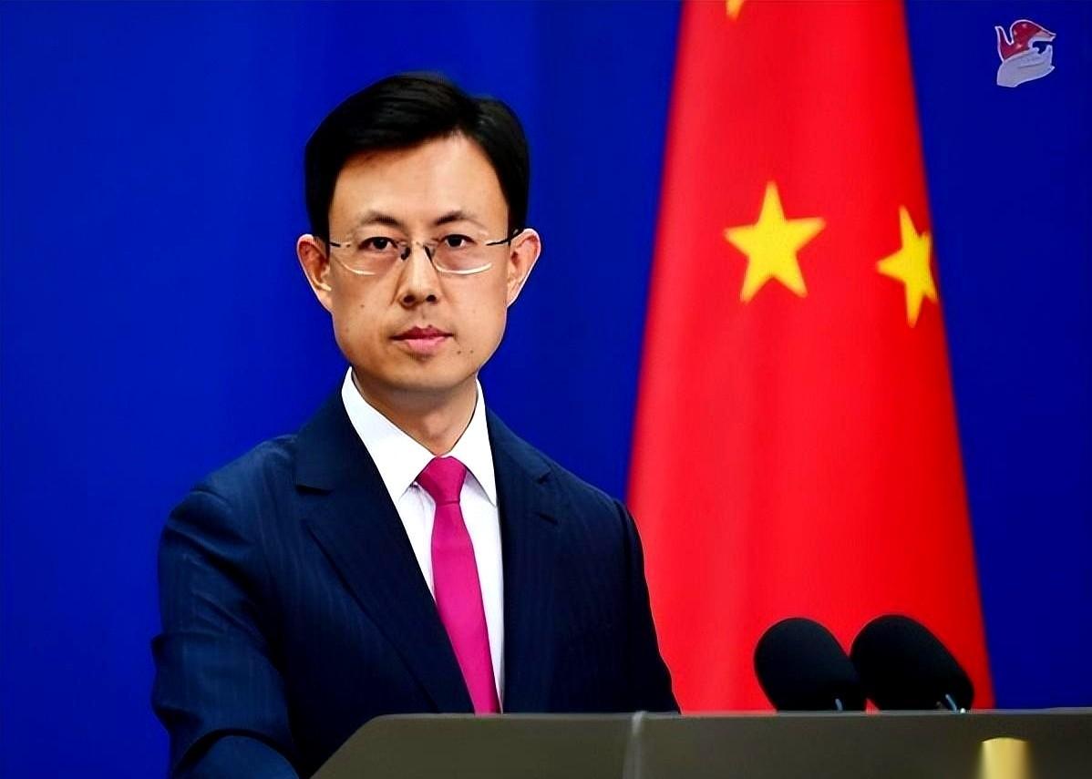 特朗普把话筒递过来，上面绑着个“大礼炮”：中国要买我们200架波音飞机。话音刚