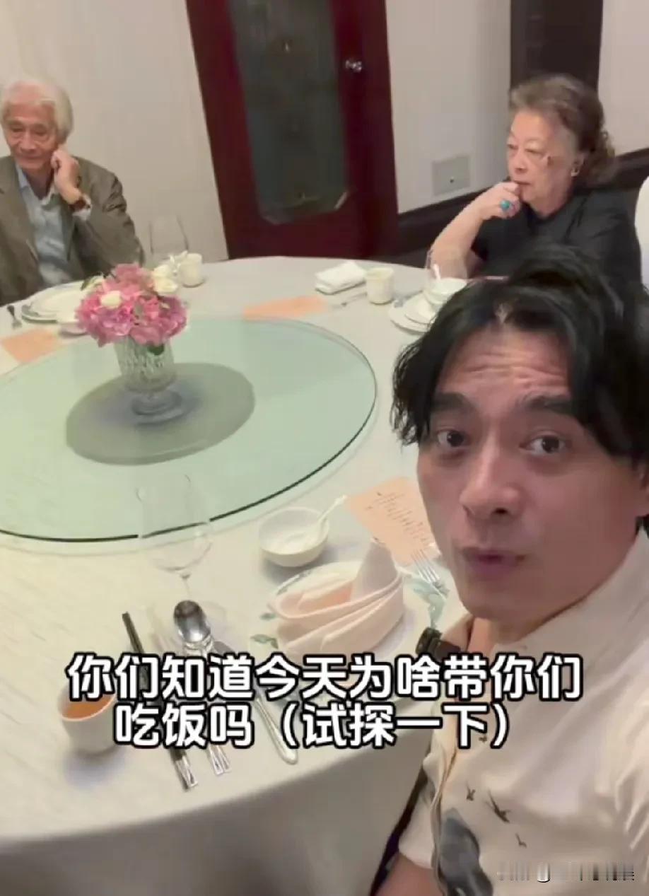 演员陈龙为爸妈过金婚纪念，他特意选在了和平饭店，虽说他条件挺好，但这次是第一次带