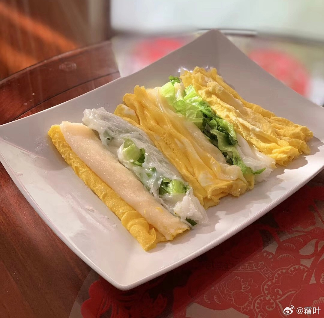 今天的早餐（第一次尝试做肠粉）昨天买的麦秆菊打起精神来先做好手上的事情…