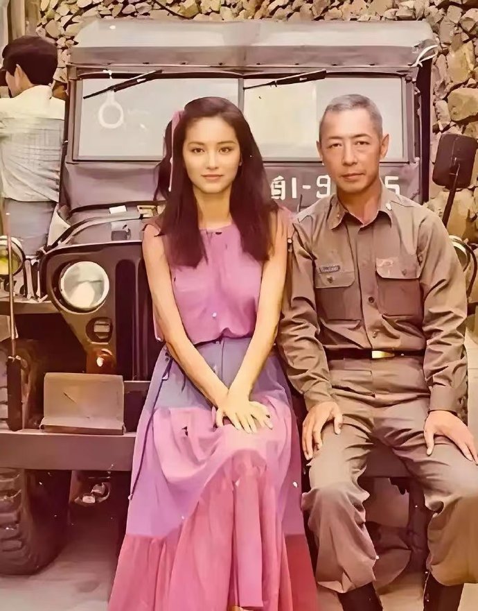 这是林青霞跟她爸林维良在台湾的一张超珍贵合影，摄于1980年。那时的她老美了，美