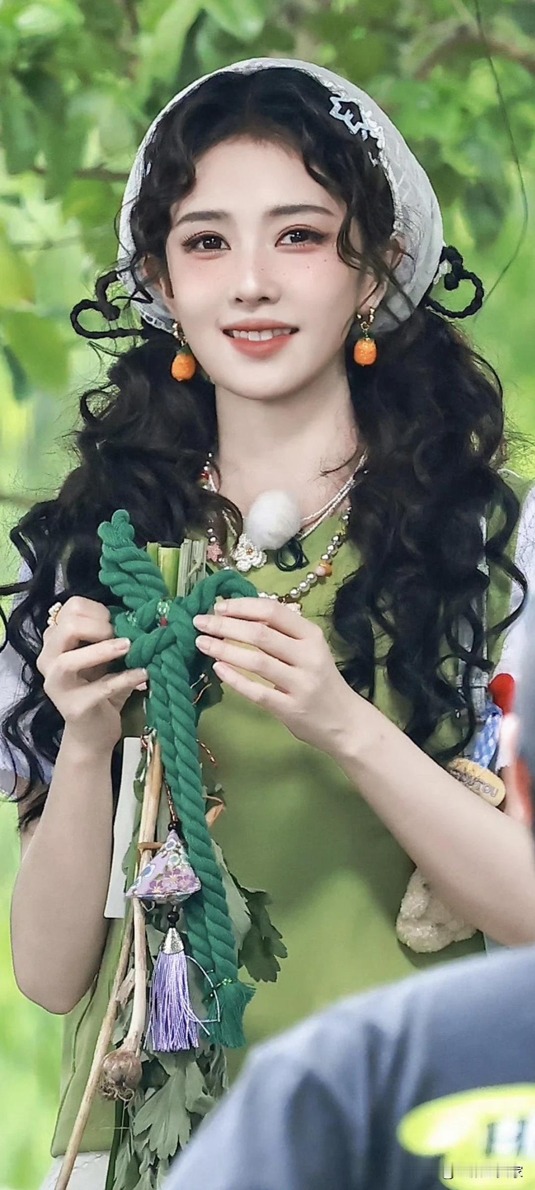 白鹿～奔跑吧上班美图夏日里的森系精灵，一身牛油果绿穿搭配上卷发，好甜美！晒图
