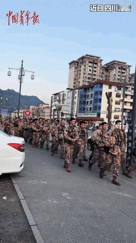 这一幕真的太戳人了！入伍十八年，退伍才一个月，军装虽脱，军魂却早刻进了骨血里。