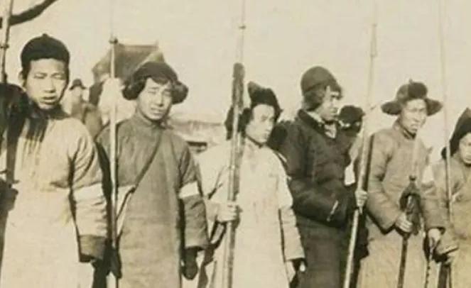 1942年，一鬼子少佐当着一武林高手的面，一刀砍死了他的妻子。不料，这位高手非