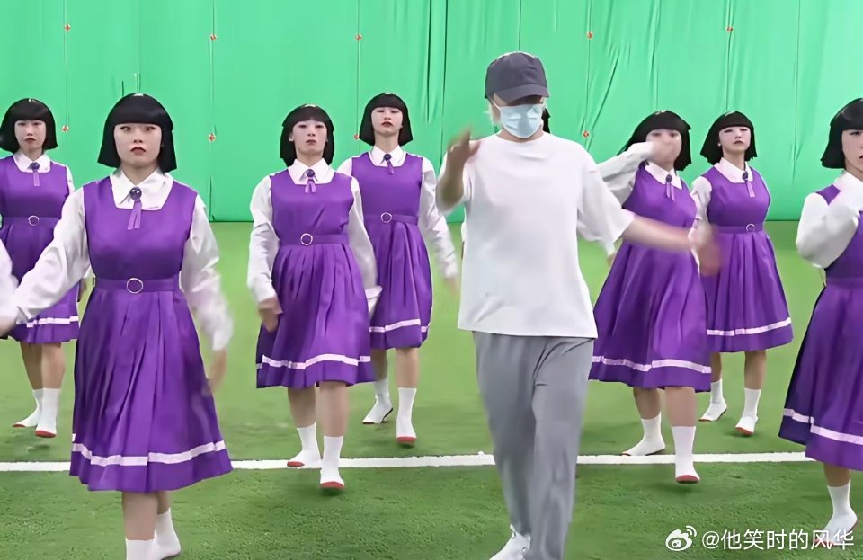 拍摄电影《功夫女足》时，周星驰早早的就确定下来这个日本顶流舞蹈组合，而且手把手的
