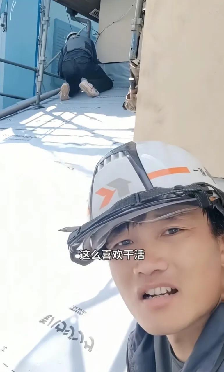 日本搬砖的小伙子，讲日本工作时间人性化，高空作业40分钟叫下来休息补水最厉害的