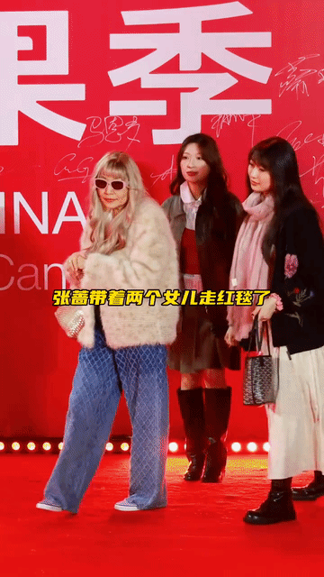 张蔷俩女儿明显俩性格，老大随了张蔷的性格，活泼社牛，合照时老大和妈妈各种摆造型，
