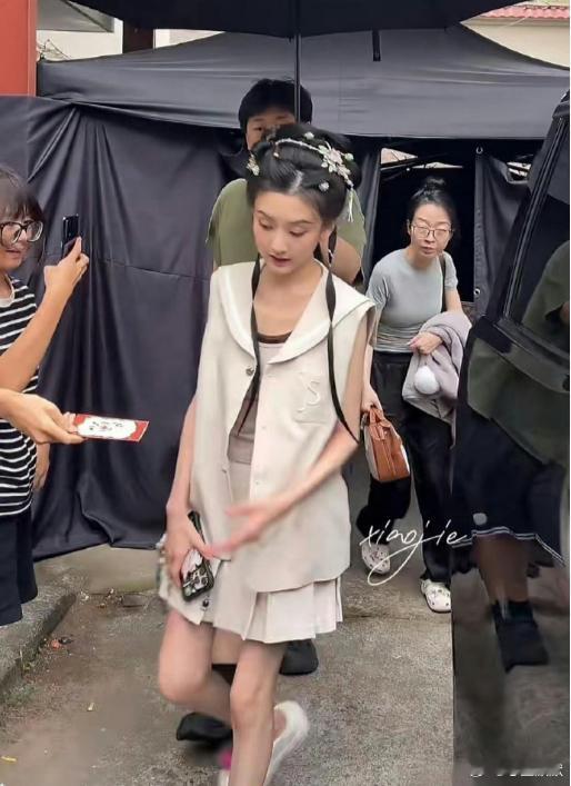 为了上镜也是拼了……多吃点吧都要瘦脱相了​​​
