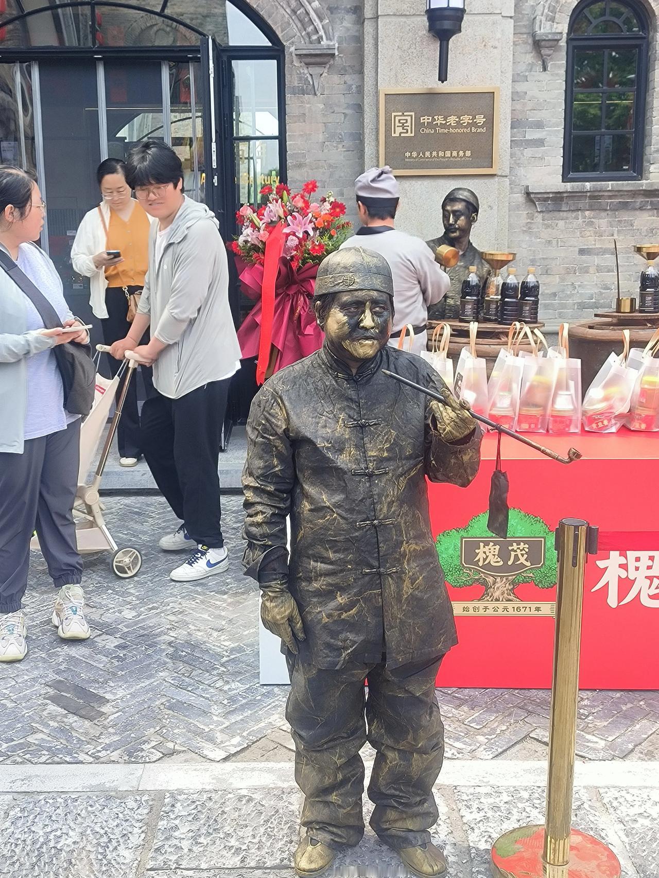 保定西大街偶遇活铜人，差点被唬住！五一逛西大街槐茂新店，老远就被门口的“老