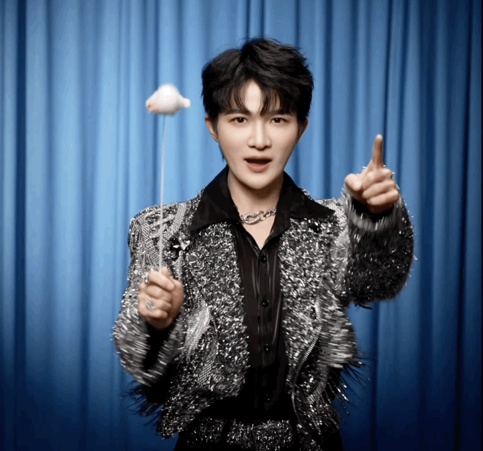 周深小心翼翼的闯了很多祸无论是鸽子飞了，还是道具坏了，他都能用最轻松的态度面对，