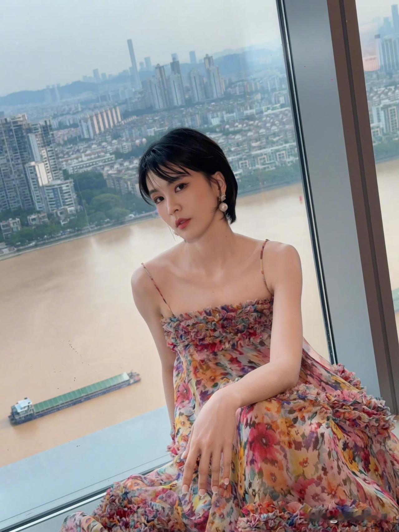 曾沛慈她真的是不声不响的加入开演唱会的行列了，今年明星扎堆办演唱会，她开演唱
